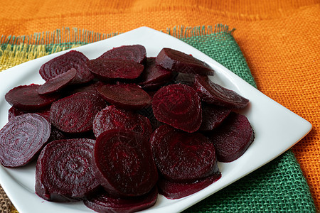 BeetrootBeet被切成盘子色拉橙子绿色美食沙拉食物蔬菜午餐烹饪红色乡村图片