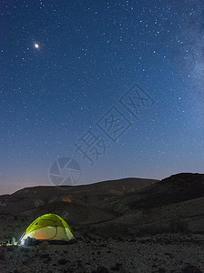 在沙漠度假时在恒星下安居假期旅行游客星星天文学帐篷银河系旅游山脉乳白色图片