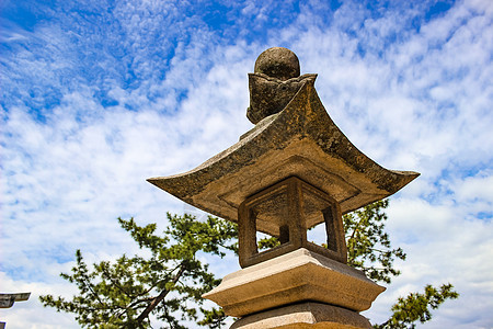 宫岛上岩岛神社的绿灯图片