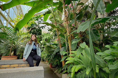 植物园的少女女孩花园公园花瓣热带季节叶子植物学植物旅行图片