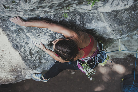 女人在岩石上攀岩图片