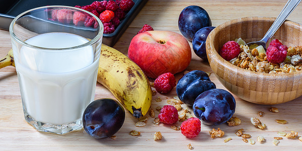 加浆果 果子和早餐牛奶的穆埃西里饭碗木板小吃美食饮食谷物薄片水果油桃食物麦片图片