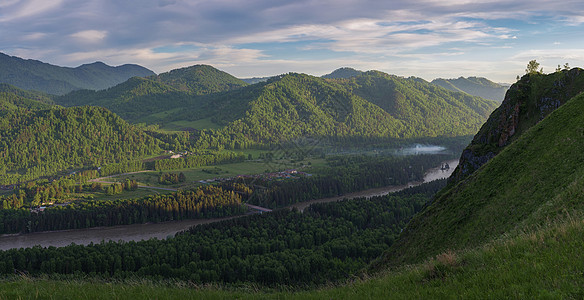 山上的美丽黎明顶峰森林高度蓝色岩石旅游假期天空阳光全景图片