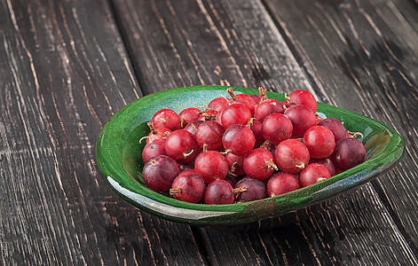 粘土碗中的红鹅莓图片