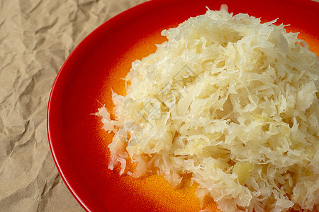 红色的酸白菜采色白卷心菜叶子香料乡村食物美食蔬菜酸菜白色盘子沙拉图片