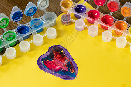 调色板混合水的颜色 儿童的水彩漆学校艺术家乐器玩具童年创造力乐趣娱乐孩子孩子们图片