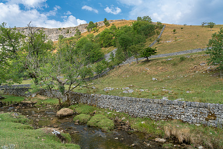 约克郡戴尔市Malham Cove附近乡村的景象岩石公园悬崖溪流场地国家山谷石灰石地质学吸引力图片