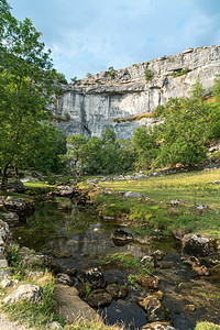 约克郡戴尔市Malham Cove附近乡村的景象场地地质学树木溪流公园海湾旅游石灰石岩石山谷图片