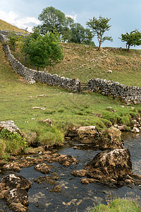 约克郡戴尔市Malham Cove附近乡村的景象溪流山谷风景农村海湾国家场地地质学石头石灰石图片