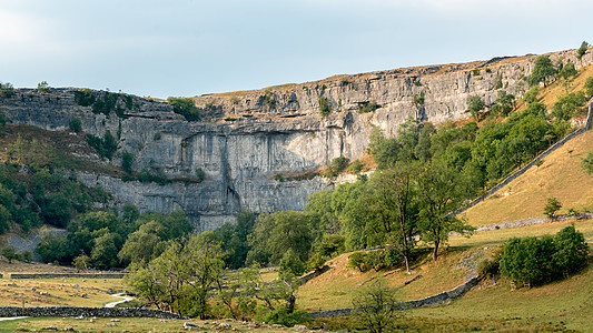 约克郡戴尔市Malham Cove附近乡村的景象场地地质学石灰石国家树木风景溪流英语海湾公园图片