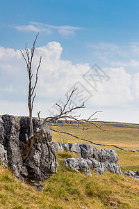 Conistone村附近的景象石头爬坡乡村踪迹公园丘陵土地英语场地蓝色图片