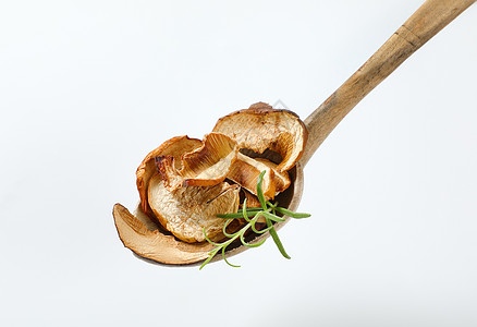 干蘑菇勺子常委食物迷迭香棕色图片