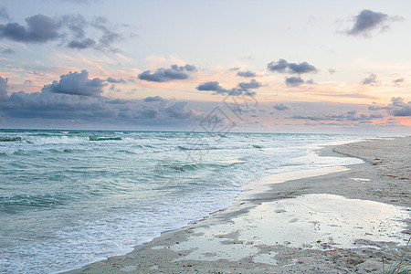 清空的海滨海滩风景 日出有云图片