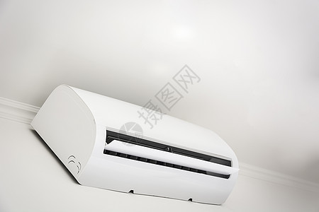 白色墙壁的空调机图片