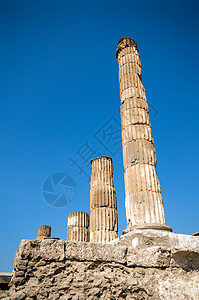 古罗马城市庞贝城的废墟 被摧毁建筑古董古物遗产柱子地标石头历史灾难游客图片