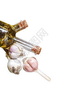 大蒜 在白色背景上隔绝的瓶子里的橄榄油图片