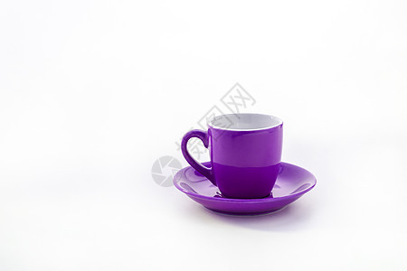 白色背景上隔绝的杯盘和茶碟蓝色早餐厨具紫丁香咖啡陶瓷紫色饮料淡绿色盘子图片