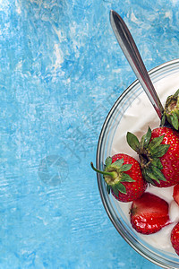 碗里有有机酸奶 蓝色的新鲜草莓甜点勺子营养水果粮食小吃谷物美食桌子奶油图片