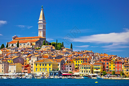 Rovinj 古代建筑城和海滨观点城市游艇岩石海洋旅游航行建筑学蓝色海岸全景图片