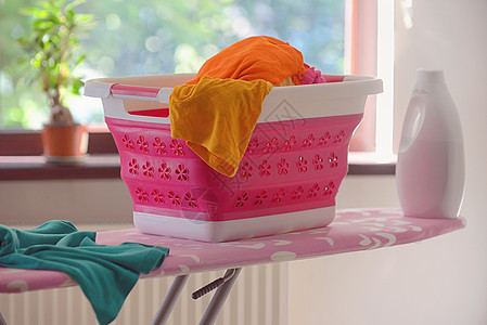 易折式洗衣干篮子工作粉色家庭妻子红色公用事业洗衣店熨烫房间折叠图片