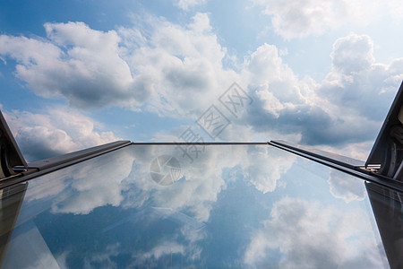 云层在屋顶窗玻璃中反射 仰天倾斜图片