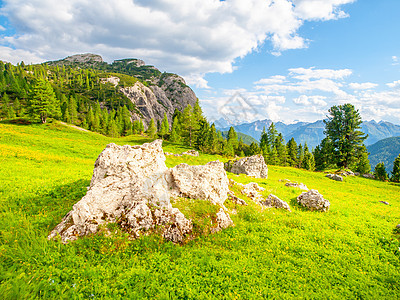 帕索法尔扎雷戈附近的多洛米特人景观 有绿草地 蓝天 白云和岩山旅游假期天空远足冒险高山风景步骤旅行顶峰图片