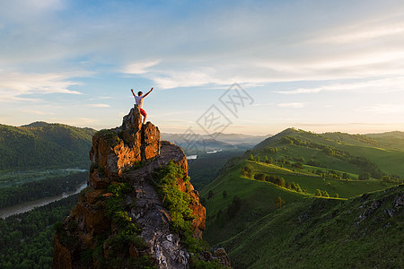 站在悬崖顶上的男人阳光登山者男性力量日落活力成就旅行活动地平线图片