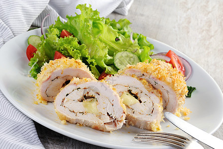鸡肉面包屑中的鸡肉营养地小菜沙拉胸部饮食鱼片美食时间烹饪午餐图片