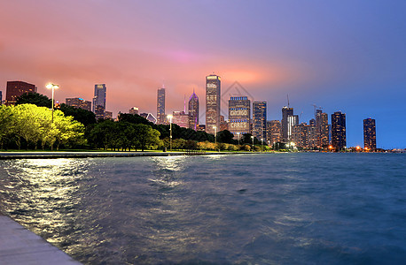 芝加哥 伊利诺伊州的夜空中线反射景观摩天大楼市中心日落办公室天空商业蓝色建筑物图片
