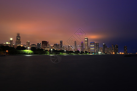 芝加哥 伊利诺伊州的夜空中线地标市中心建筑蓝色日落摩天大楼旅行办公室商业景观图片
