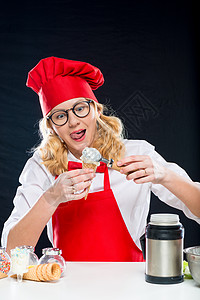 一个做奶油冰淇淋的情感厨师的肖像图片