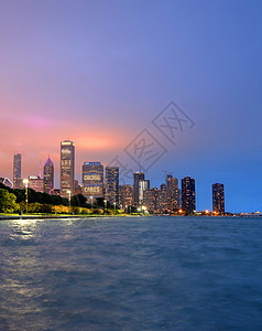 芝加哥 伊利诺伊州的夜空中线市中心日落反射建筑天空建筑物办公室城市商业摩天大楼图片