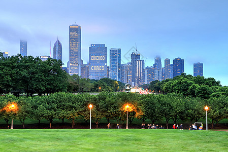 芝加哥 伊利诺伊州的夜空中线反射办公室天空建筑物地标天际建筑日落景观商业图片
