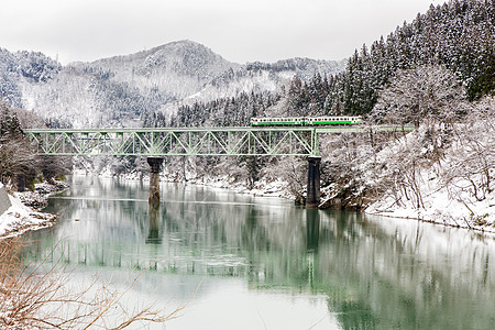冬季风雨雪培训森林林地村庄景观冰镇农村铁路风光白色火车图片