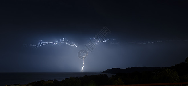 海上暴风雨中的闪电图片