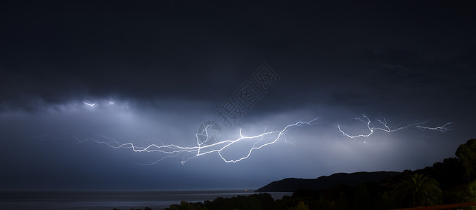 海中暴风雨的夜晚罢工力量霹雳多云天气活力风暴危险气候白色图片