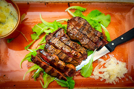 意大利传统Tagliata牛排 与Parmesan和Salad为紧贴板腰部乡村胡椒木头草本植物肋眼蔬菜臀部木炭蓝色图片