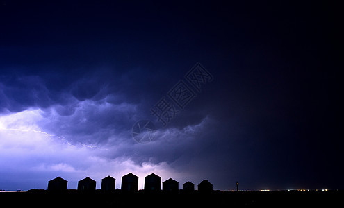 加拿大闪电风暴草原天气风景螺栓黑暗雷雨力量夜景危险天空图片