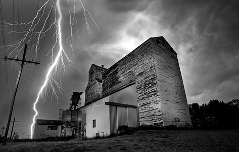 加拿大闪电风暴天气黑暗危险螺栓活力草原天空力量雷雨风景图片