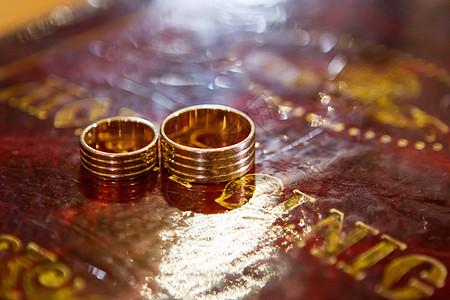圣经上的结婚戒指 教堂的祭坛上夫妻婚礼团结丈夫圆形庆典新郎首饰婚姻盘子图片