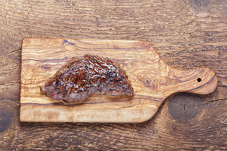 木头烤牛排片桌子美食胡椒牛肉烧烤迷迭香腰肉肋骨黑色红色图片