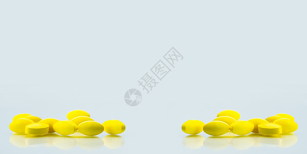 黄色椭圆形药丸 白色背景上有阴影 带有文本复制空间 轻度至中度疼痛管理 止痛药 非甾体抗炎药 医药行业 药房背景 全球医疗保健概图片