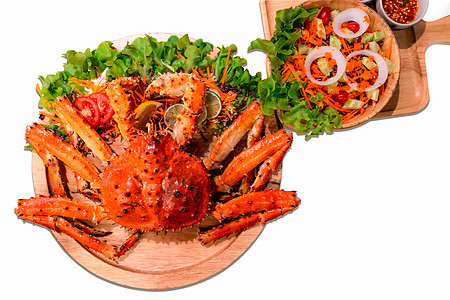 煮熟的阿拉斯加帝王蟹配蔬菜沙拉 背景为白色 复古木板背景上的红色阿拉斯加帝王蟹腿 海鲜午餐或豪华晚餐图片