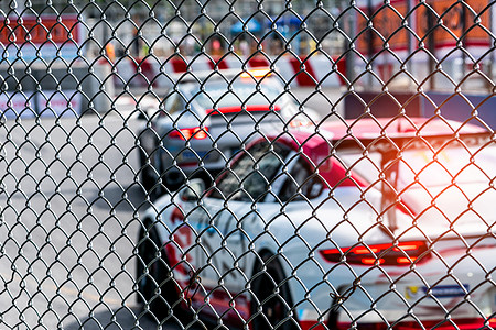 Motorsport 赛车在柏油路上 从赛道背景上模糊的汽车上的栅栏网看 街道赛道上的超级赛车 汽车行业概念发动机电路公式驾驶运图片