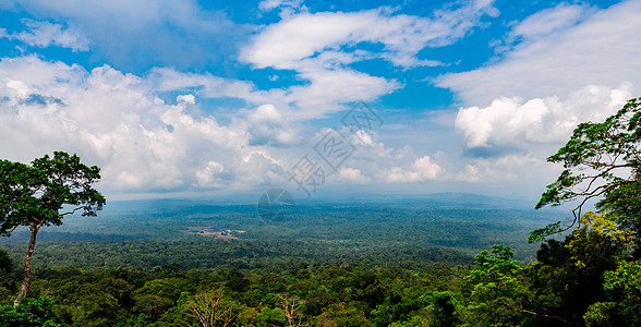 泰国高亚伊国家公园热带森林的美丽景色 世界遗产 山上青密度高的绿树 蓝天空和积云 风云图片