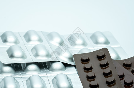 用于耐光包装的银色铝泡罩包装和棕色泡罩包装 以保护药物降解 孤立在白色背景上的片剂药丸包装 医药行业 药房背景 全球医疗保健 卫图片