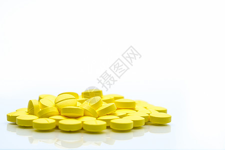 在白色背景与复制空间隔绝的黄色药片药片 一堆药 止痛药片丸 非甾体抗炎药 医药行业 药房背景 全球医疗保健 卫生预算和政策偏头痛图片