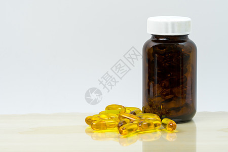 黄色鱼油胶囊丸 琥珀色玻璃瓶 桌上有空白标签 有文字复制空间 用于心脏保健和关节保健的维生素和补充剂 欧米茄 3 EPA 和 D图片