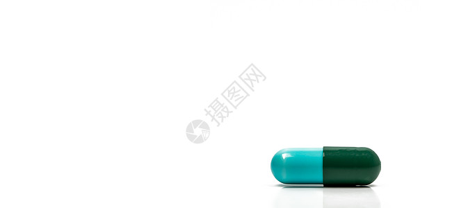 蓝色 绿色抗生素胶囊药丸在白色背景下与复制空间分离 耐药性概念 抗生素用药具有合理的全球保健理念 医药行业 药房背景图片