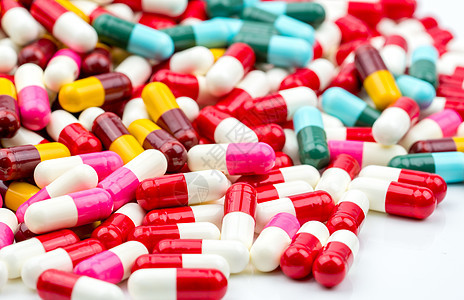 在具有复制空间的模糊背景下选择性地关注五颜六色的抗生素胶囊药丸 耐药性概念 抗生素用药具有合理的全球保健理念 医药行业 药房背景背景图片